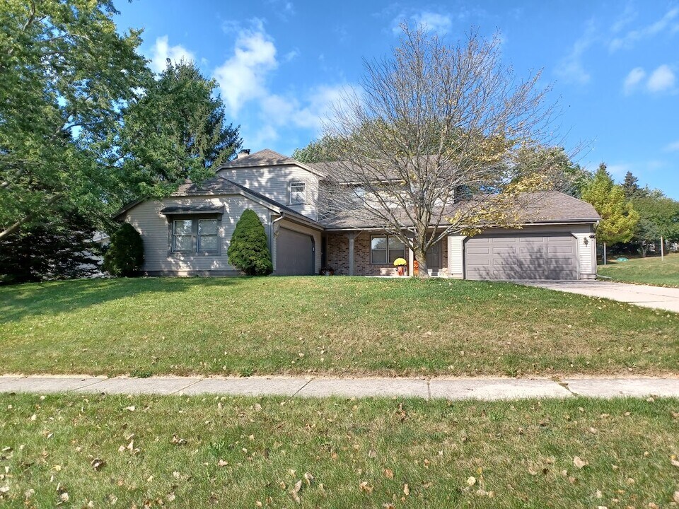 399 Willow Grove Dr in Pewaukee, WI - Building Photo