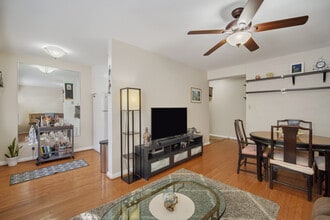 4803 Wellington Dr, Unit 4 in Chevy Chase, MD - Building Photo - Building Photo