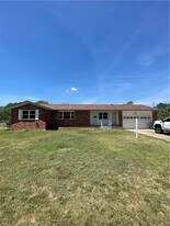 606 Cedar St in Springdale, AR - Building Photo