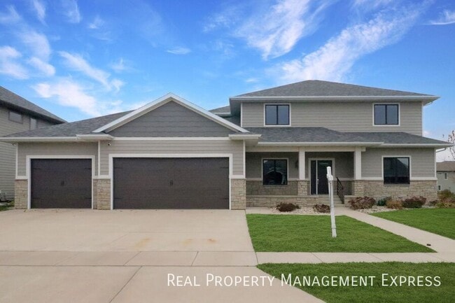 Beautiful 7 Bedroom 4 Bath Residence with in Sioux Falls, SD - Building Photo - Building Photo