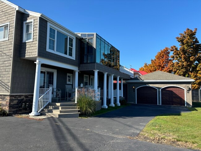 4188 Lake Shore Rd, Unit #4
