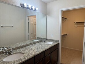 1160 N Colbert St in Dayton, TX - Foto de edificio - Building Photo