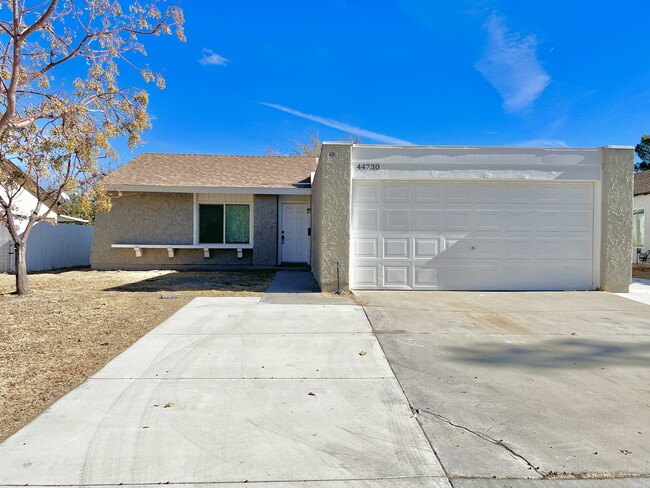 44730 Benald St in Lancaster, CA - Foto de edificio - Building Photo