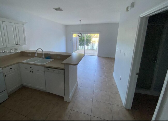 9283 SW 219th St in Cutler Bay, FL - Building Photo - Building Photo
