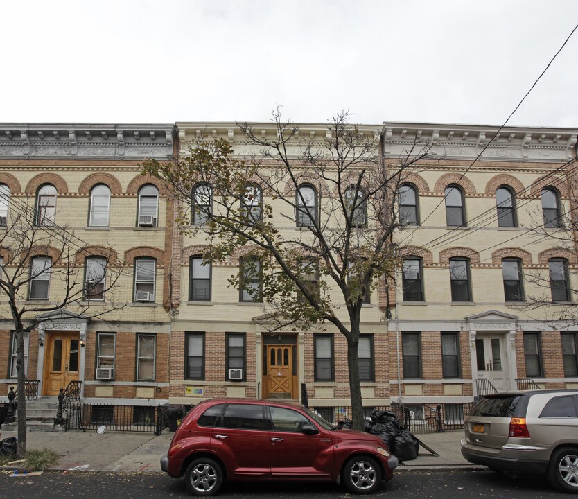 1865 Madison St in Flushing, NY - Foto de edificio