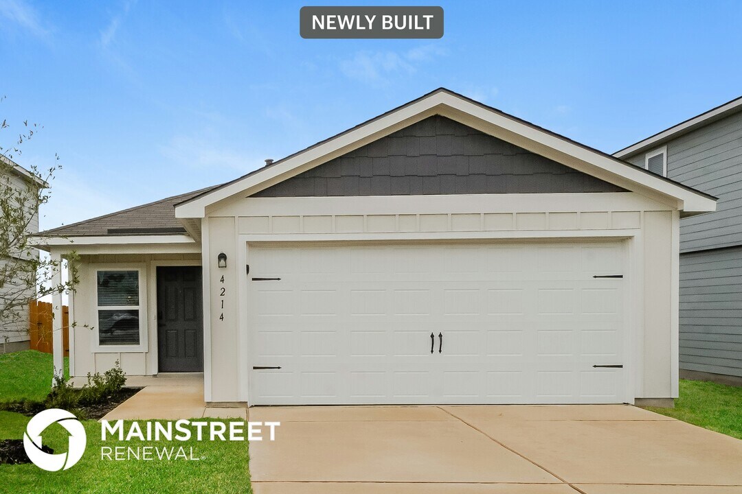 4214 Trail de Paris in New Braunfels, TX - Building Photo