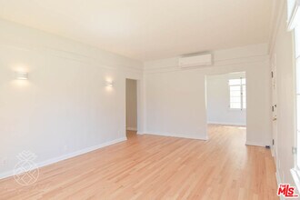 1069 S Holt Ave in Los Angeles, CA - Building Photo - Building Photo