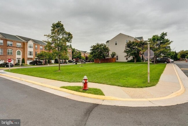 13129 Park Crescent Cir in Herndon, VA - Building Photo - Building Photo