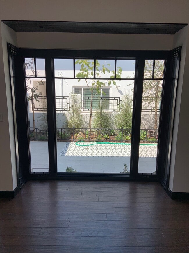 1311 S Beverly Glen Blvd, Unit 1311 in Los Angeles, CA - Building Photo - Building Photo