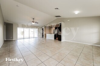 1305 NW 11th Terrace in Cape Coral, FL - Foto de edificio - Building Photo