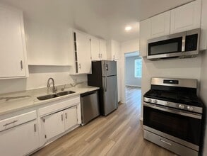 7044 Lanewood Ave in Los Angeles, CA - Building Photo - Interior Photo