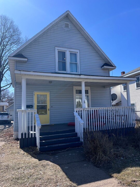 906 Main St E in Menomonie, WI - Building Photo