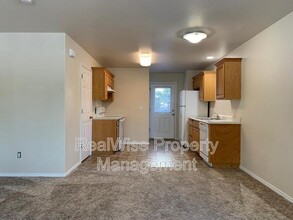 1288 Willow Ln in Grants Pass, OR - Building Photo - Building Photo