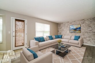 7211 Candlestone Dr in Reynoldsburg, OH - Foto de edificio - Building Photo