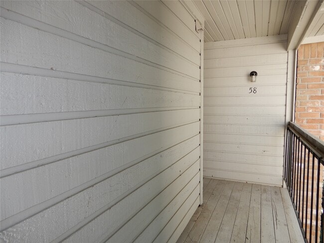 17401 Red Oak Dr in Houston, TX - Building Photo - Building Photo