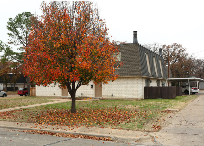 Highland Park Apartments in Irving, TX - Building Photo - Building Photo