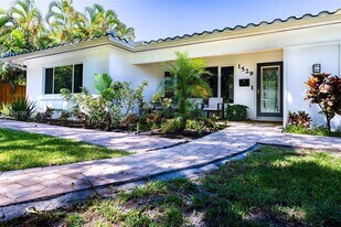 1529 Bayview Dr in Fort Lauderdale, FL - Building Photo