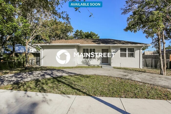 5819 Wilson St in Hollywood, FL - Building Photo