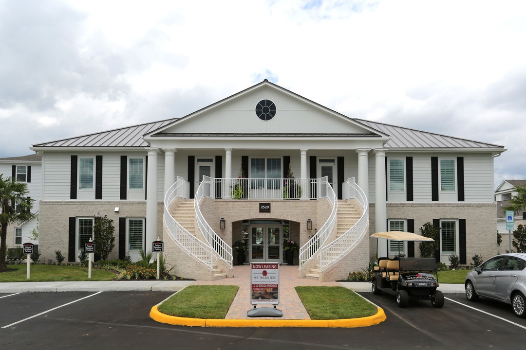 Southern Pine in Virginia Beach, VA - Foto de edificio