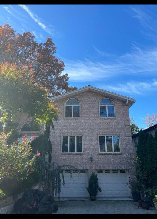 656 Day Ave in Ridgefield, NJ - Building Photo