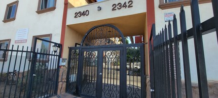 2340 Crenshaw Blvd in Los Angeles, CA - Building Photo - Building Photo