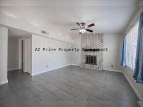1025 W Laguna Dr in Tempe, AZ - Foto de edificio - Building Photo
