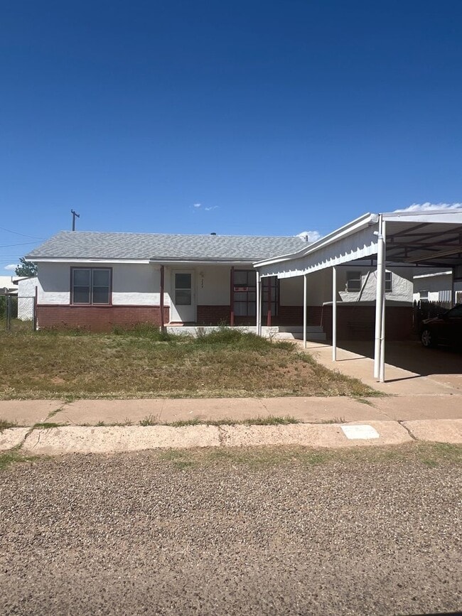 property at 224 E Plaza Dr