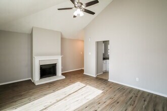 605 Cox St in Cedar Hill, TX - Foto de edificio - Building Photo