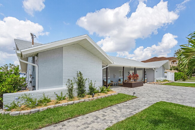 12230 Shoreview Drive in Cape Coral, FL - Foto de edificio - Building Photo