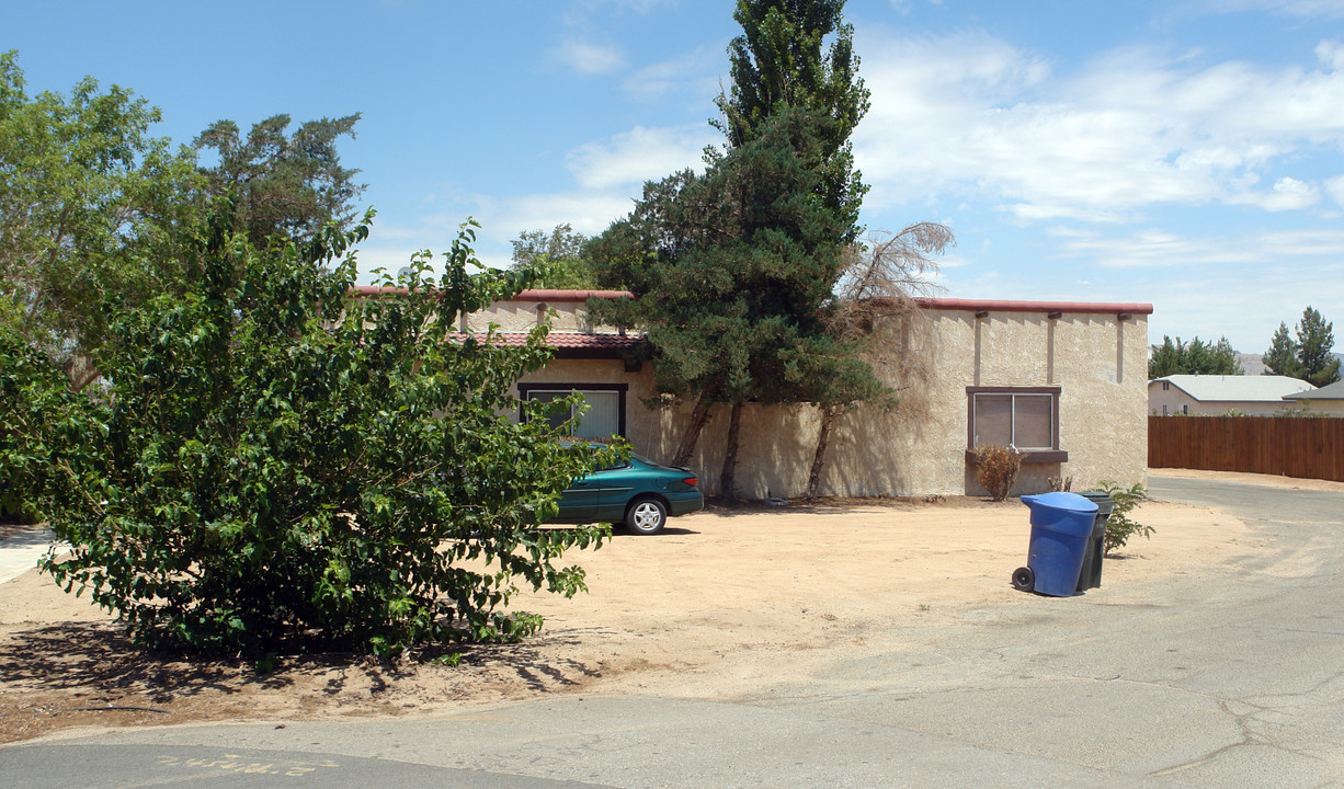 12725 Navajo Pl in Apple Valley, CA - Foto de edificio