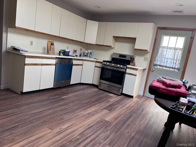 124 Foster Rd in Lake Ronkonkoma, NY - Building Photo - Building Photo