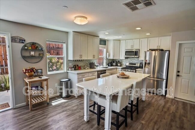 21716 Doss Pl in Santa Clarita, CA - Building Photo - Building Photo
