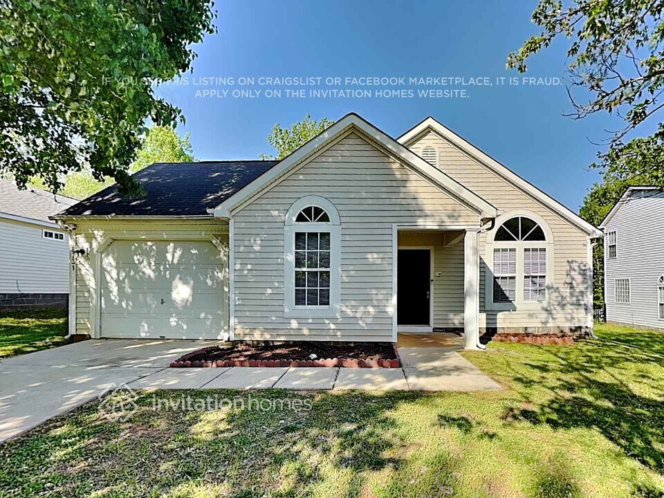 8731 Purple Thistle Ln in Charlotte, NC - Building Photo