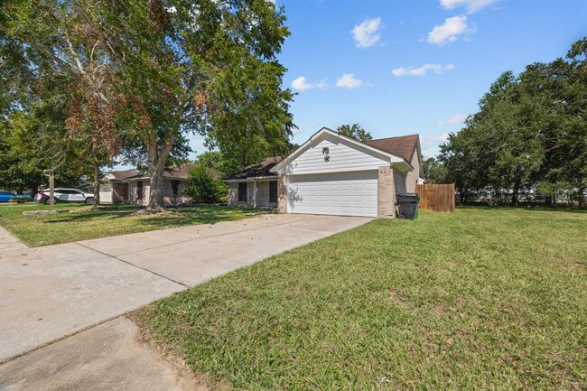 13831 Kensington Pl in Houston, TX - Foto de edificio - Building Photo