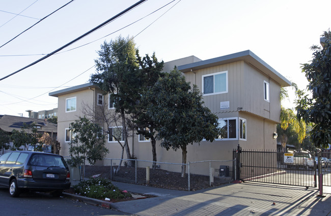 1744 27th Ave in Oakland, CA - Foto de edificio - Building Photo