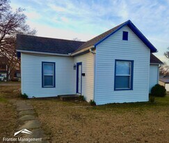 724 E Crawford St in Clay Center, KS - Building Photo