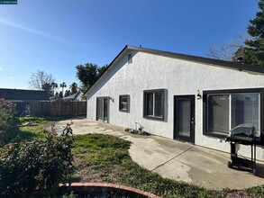 1013 Cinnabar Way in Vacaville, CA - Building Photo - Building Photo