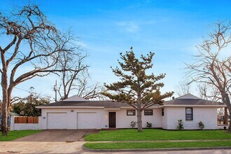 2505 San Paula Ave in Dallas, TX - Building Photo - Building Photo
