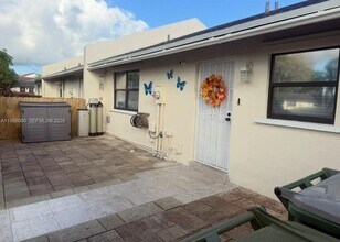 1327 Towhee St in Homestead, FL - Building Photo - Building Photo