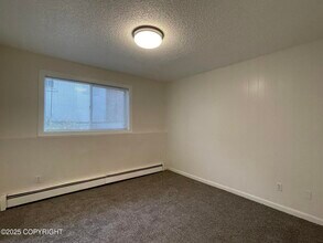2746 W 42nd Ave in Anchorage, AK - Building Photo - Building Photo