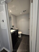 400 Adelaide St E in Toronto, ON - Building Photo - Building Photo