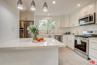23838 Victory Blvd in Los Angeles, CA - Building Photo - Building Photo