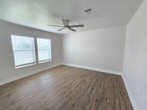 607 E 12th St in Flatonia, TX - Building Photo - Building Photo