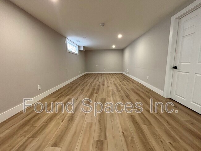 95 Cardinal Dr in Hamilton, ON - Building Photo - Building Photo