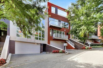 22 Vela Way in Edgewater, NJ - Building Photo - Building Photo