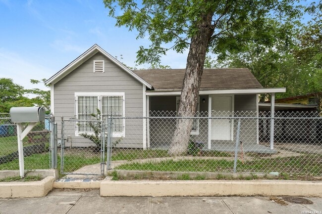 property at 614 N Sabinas St