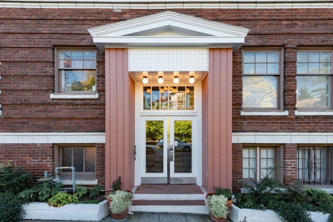 Queenview Apartments in Seattle, WA - Building Photo - Building Photo