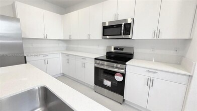 126 SW 184th Ave in Pembroke Pines, FL - Building Photo - Building Photo