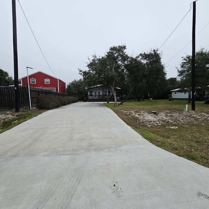 1308 N Verne St in Rockport, TX - Building Photo