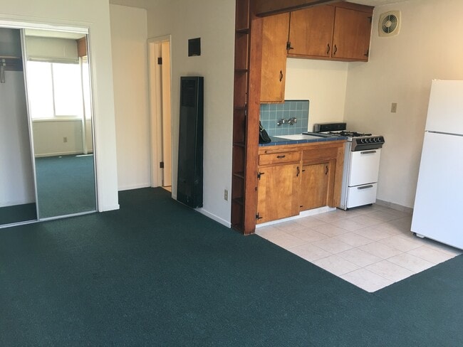 3266 Bayside Ln in San Diego, CA - Building Photo - Building Photo